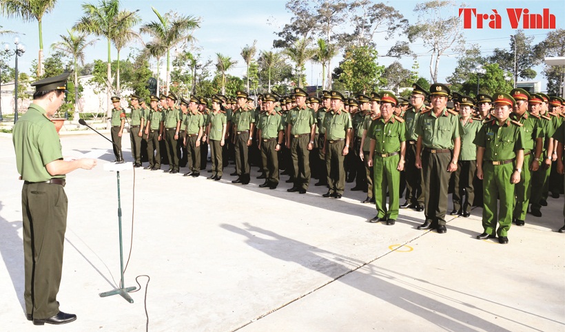 Đại tá Vũ Hoài Bắc, Ủy viên Ban Thường vụ Tỉnh ủy, Bí thư Đảng ủy, Giám đốc Công an tỉnh phát động cao điểm tấn công, trấn áp tội phạm, bảo đảm an ninh trật tự Đại hội Đảng bộ các cấp. Ảnh: HỒ GIANG