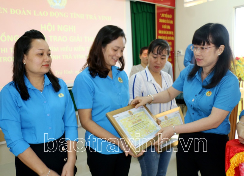 Các thí sinh đạt giải Ba nhận Bằng khen của LĐLĐ tỉnh.